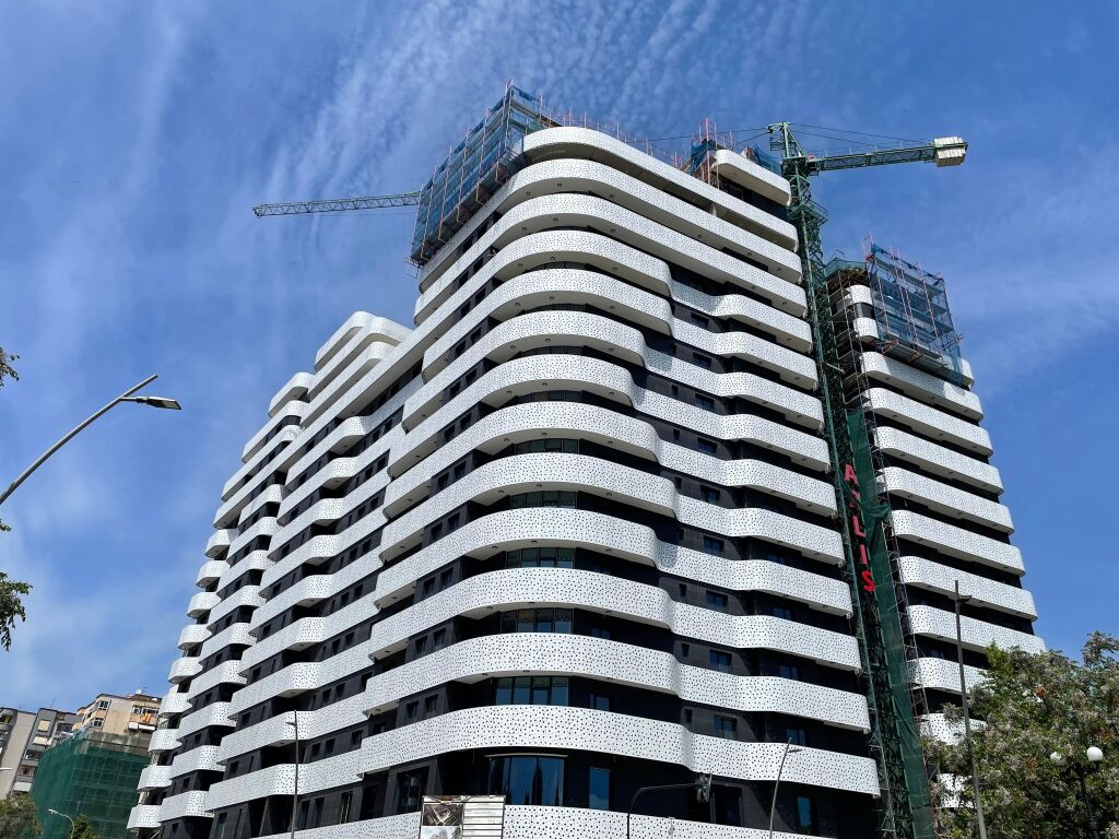 🔥 Apartment 2+1+2 for Sale – Corner Residence, Kavajës Street!