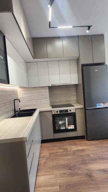 L'appartamento ha una superficie totale = 53 m2, mentre la superficie netta = 46 m2.