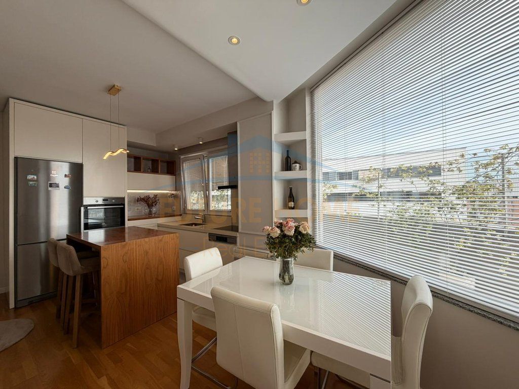 Shitet, Apartament 2+1+2+ Verandë, Unaza e Re, Tiranë