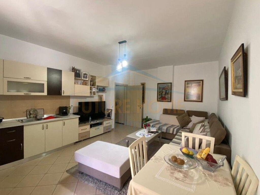 Shitet, Apartament 2+1+Verandë (I konvertuar), Fresku, Tiranë.