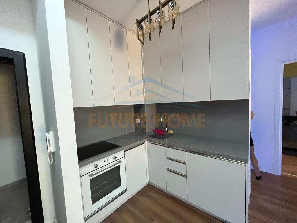 Shitet Apartament 1+1+Post Parkimi, Rruga e Barrikadave