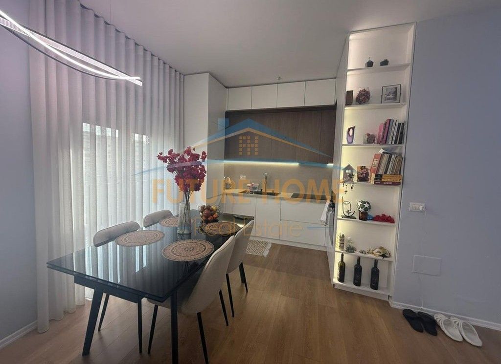 Shitet, Apartament 1+1, Porcelan, Tiranë.