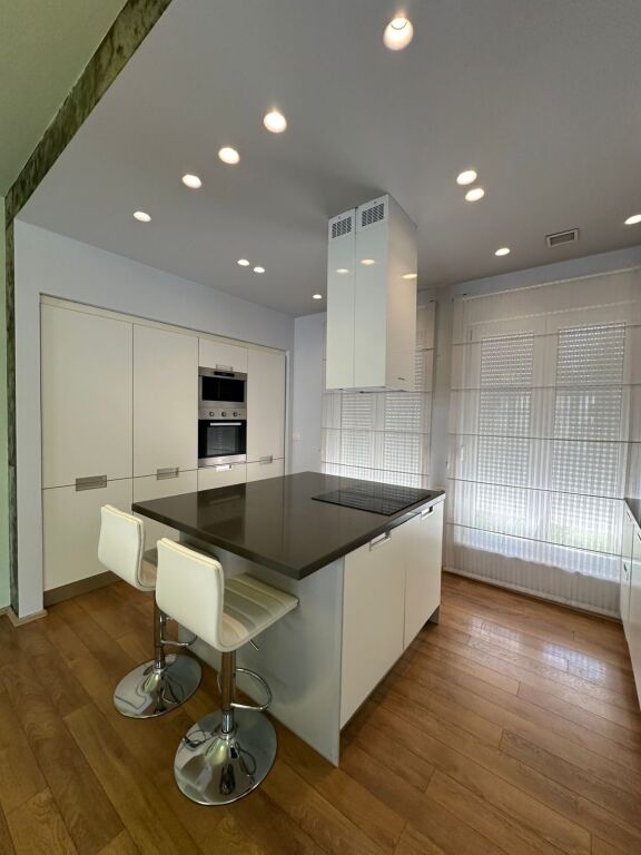 🏡 Villa su 4 Piani in Affitto – White House Residence, TEG
