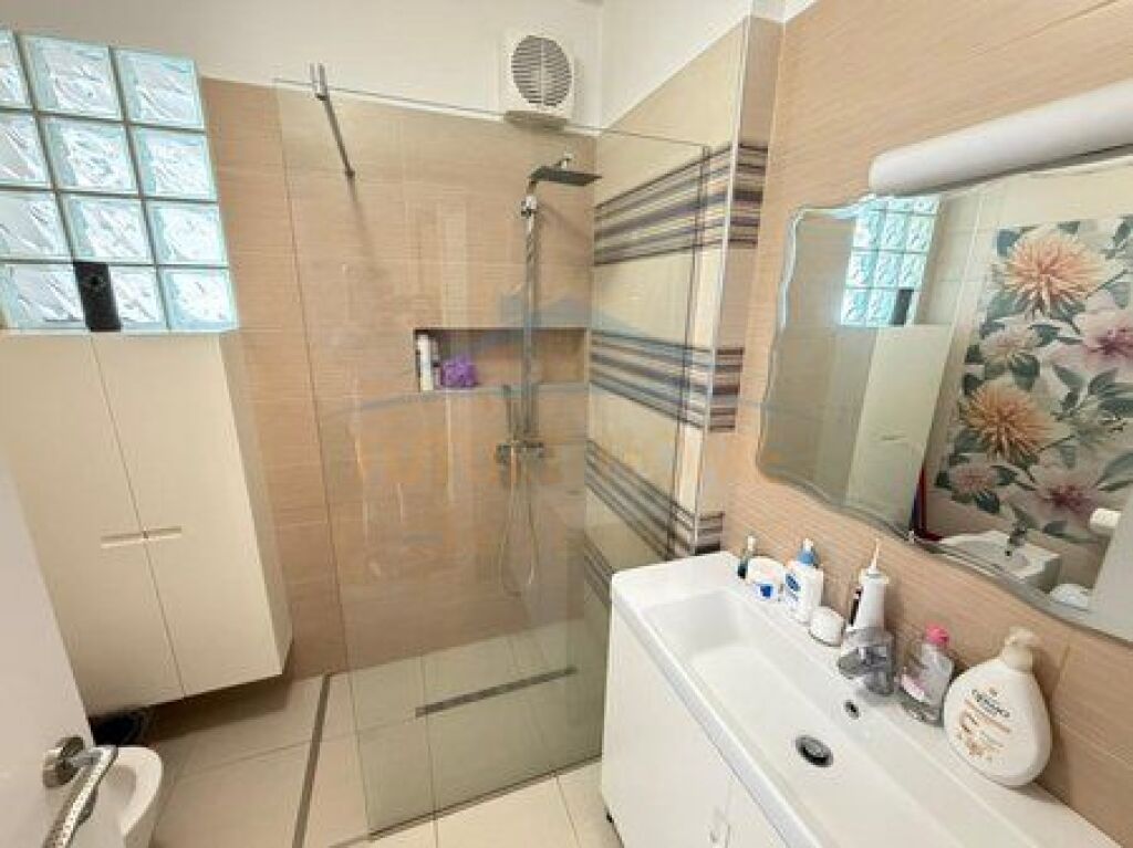 Shitet, Apartament 2+1+2+ Verandë, Unaza e Re, Tiranë