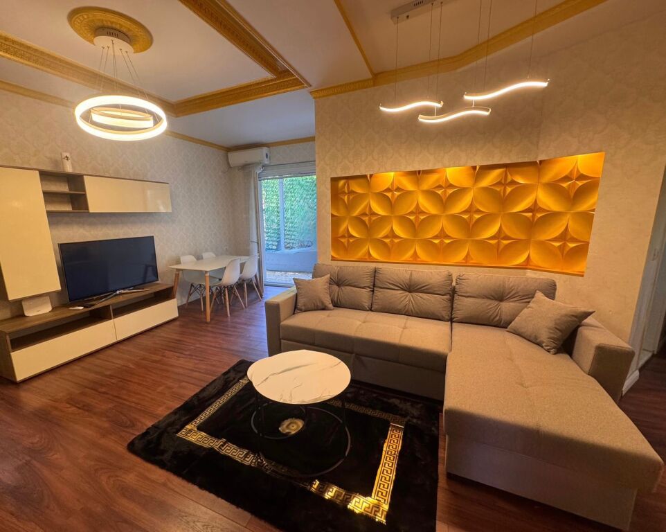 Prane Radissonit, tek Liqeni i Thate , jepet me qera apartament 2+1,