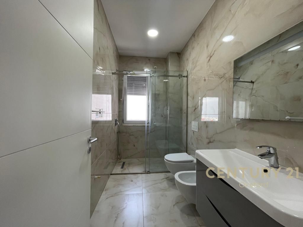 APARTAMENT PËR QIRA 2+1+2+POST PARKIMI TE KOPSHTI BOTANIK! 800 € /Muaj