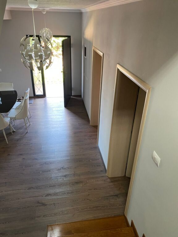 Casa su 2 piani in vendita a Kutalli – 600m² di terreno, casa anche opportunità di business sulla strada principale