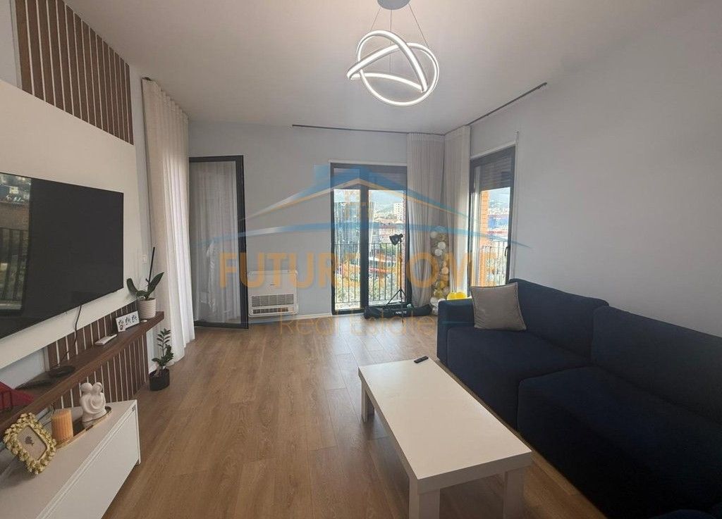 Shitet, Apartament 1+1, Porcelan, Tiranë.