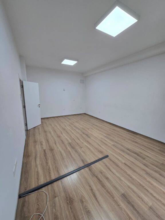 🏢 Jepet me Qira Zyrë 2+1 – Square 21