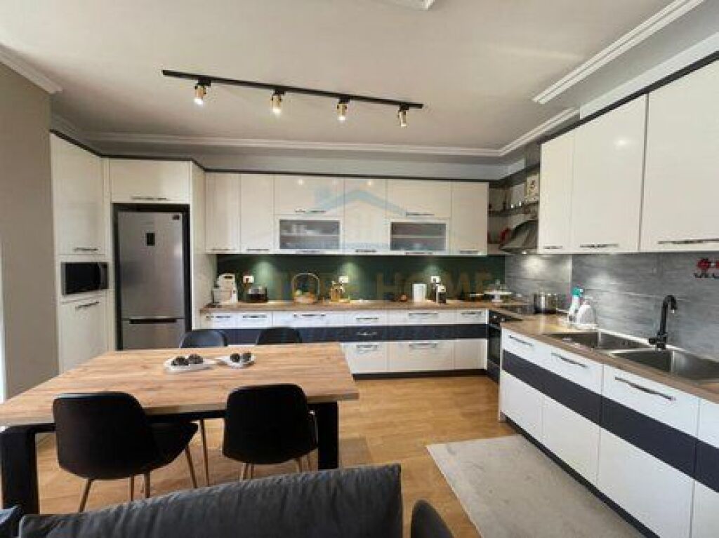 Shitet, Apartament 3+1+2, Fresk, Tiranë.