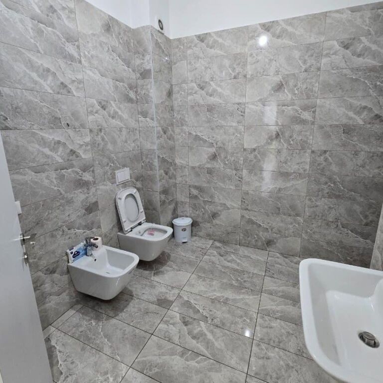 🏢✨ Jepet Zyrë me Qira – Square 21, Tiranë ✨🏢