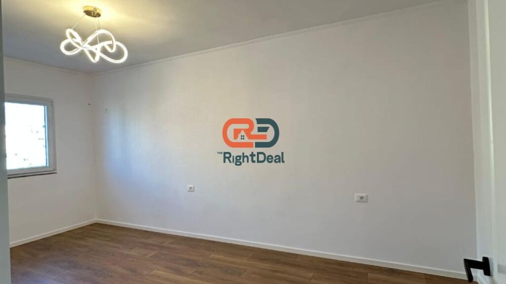 Dietro la Facoltà di Scienze, in Via Haxhi Hysen Dalliu, Vendesi appartamento 2+1, con posizione perfetta !!