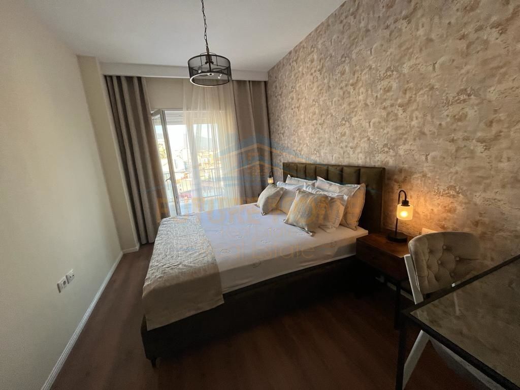 Shitet Apartament 1+1+Post Parkimi, Rruga e Barrikadave