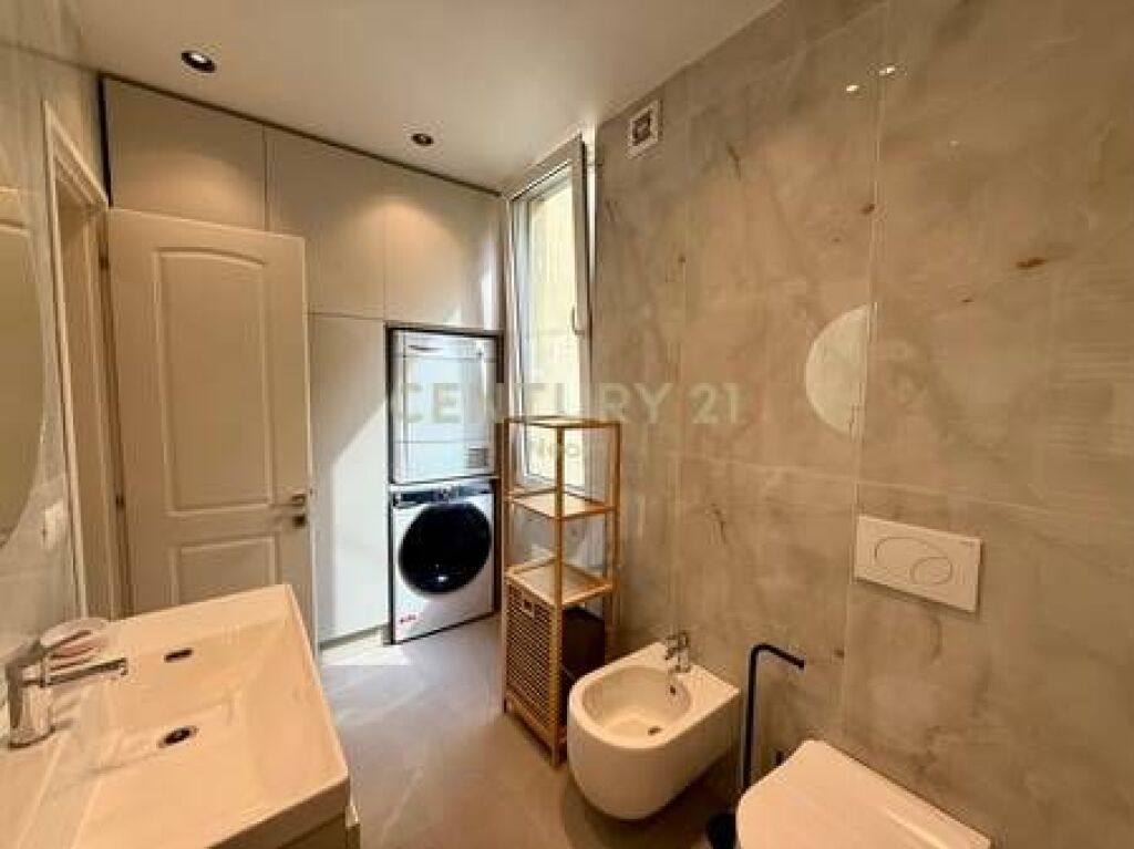 QIRA, APARTAMENT 3+1+2 + DEPO, RRUGA E KAVAJES!