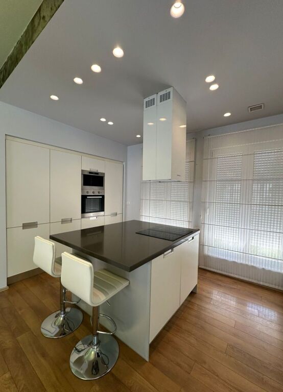 AFFITTASI VILLA SU 4 PIANI – White House, TEG