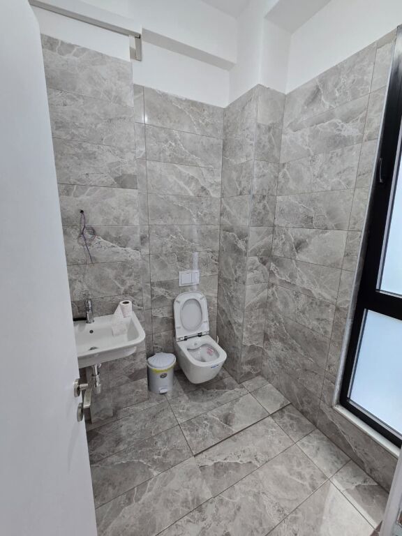 🏢 Zyrë me Qira 2+1+2 – Square 21 Rruga e Kavajes