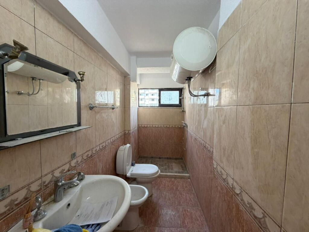 Shitet apartament 2+1