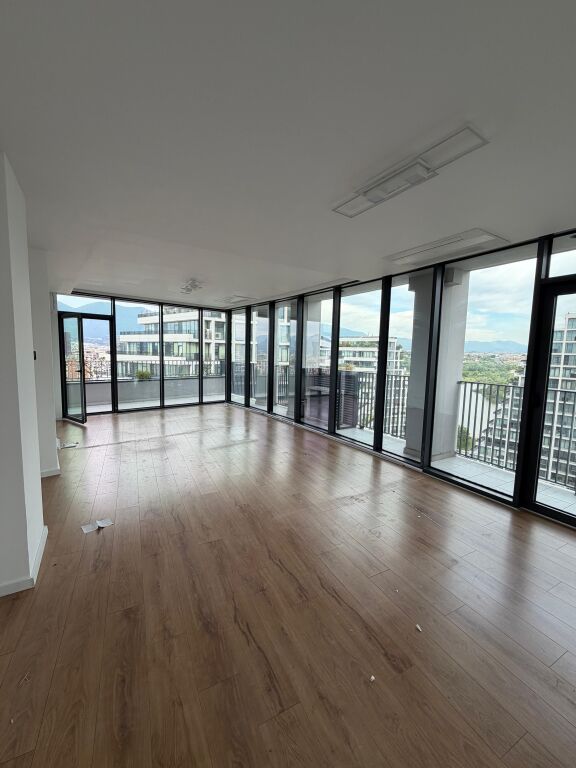 Ufficio in affitto, 4 ambienti di lavoro e 2 bagni in affitto vuoti, LakeView Residence