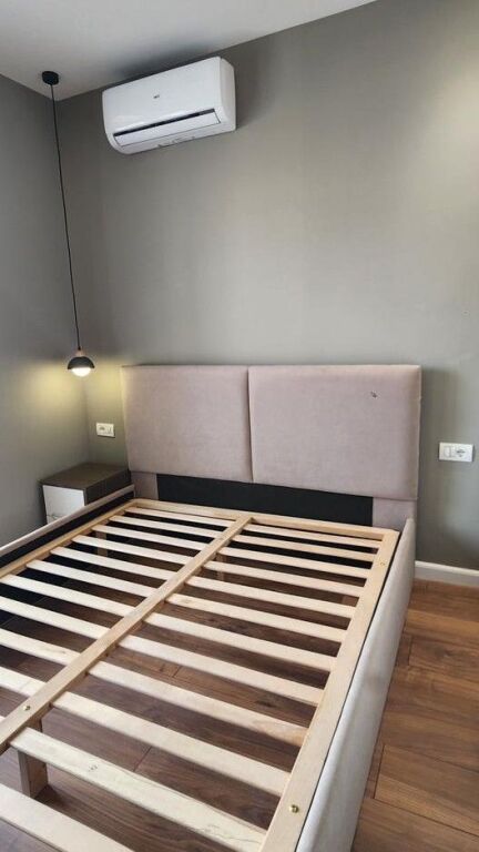L'appartamento ha una superficie totale = 53 m2, mentre la superficie netta = 46 m2.