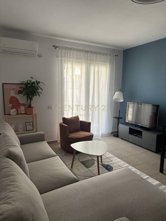 BULEVARDI ZOGU I PARE, JAPIM APARTAMENT 1+1 PER QERA!