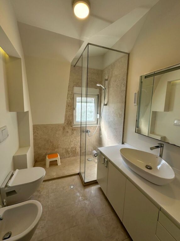 AFFITTASI VILLA SU 4 PIANI – White House, TEG