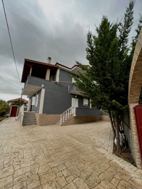 Casa su 2 piani in vendita a Kutalli – 600m² di terreno, casa anche opportunità di business sulla strada principale