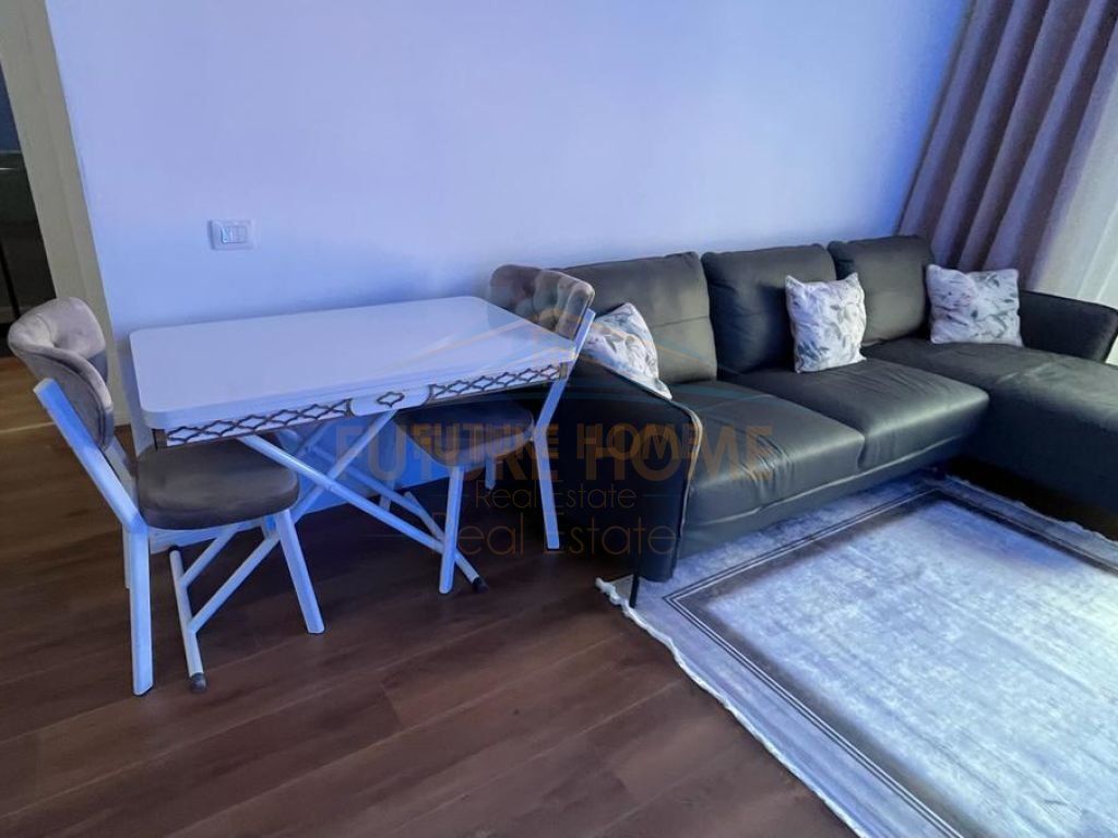Shitet Apartament 1+1+Post Parkimi, Rruga e Barrikadave