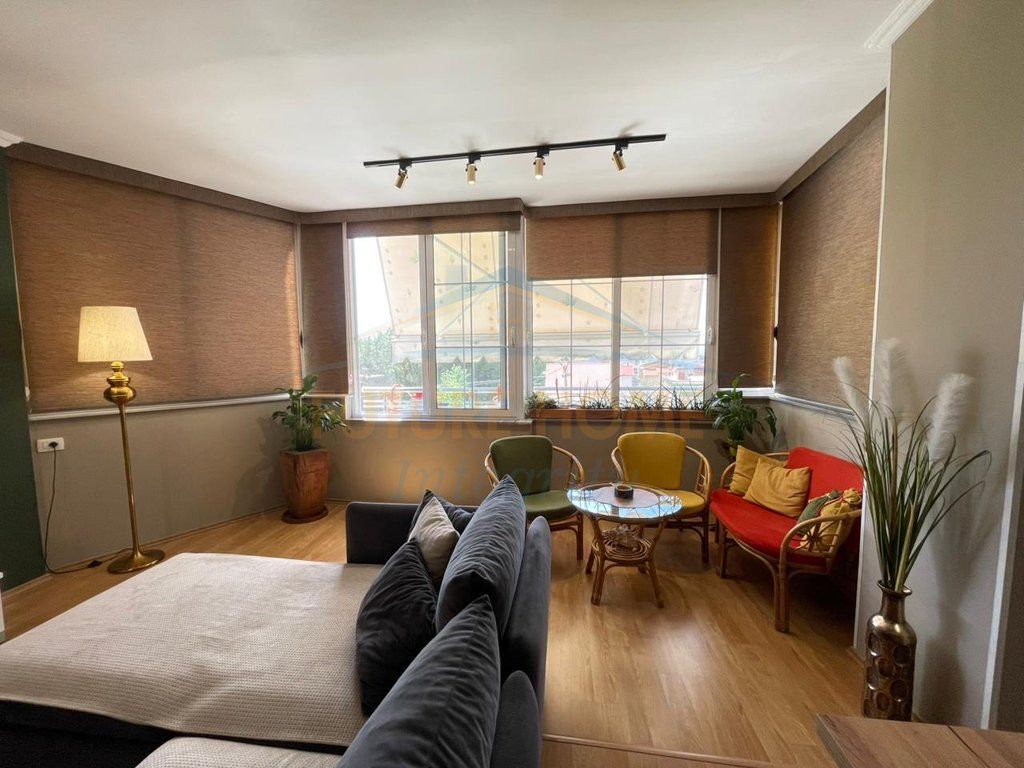 Shitet, Apartament 3+1+2, Fresk, Tiranë.