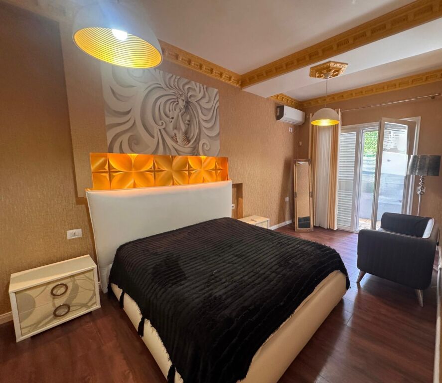Prane Radissonit, tek Liqeni i Thate , jepet me qera apartament 2+1,