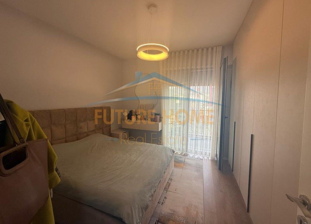 Shitet, Apartament 1+1, Porcelan, Tiranë.