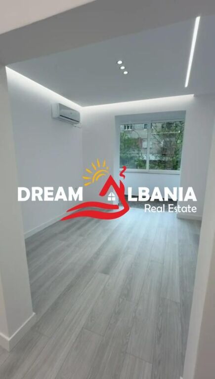 Jepet me qera zyre ne rrugen e Barrikadave prane Stacionit te Trenit (ID 42611532)