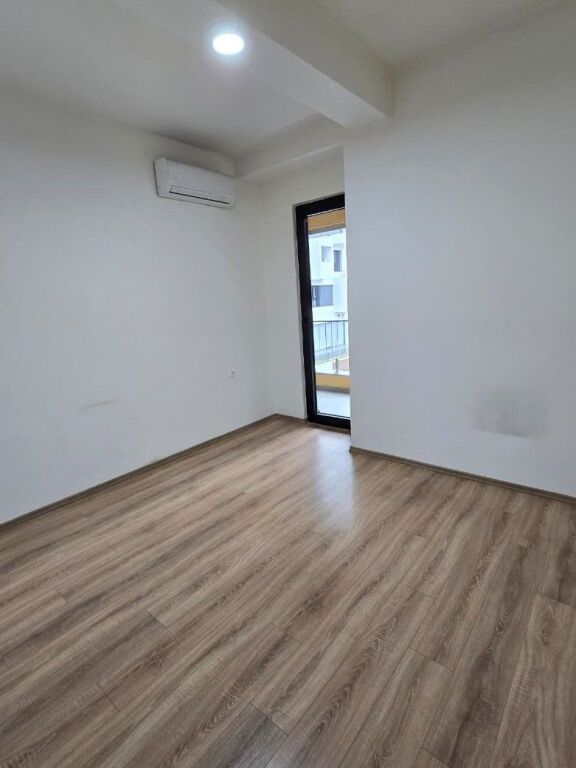 Jepet zyre me qira 2+1+2 tualete te Square 21