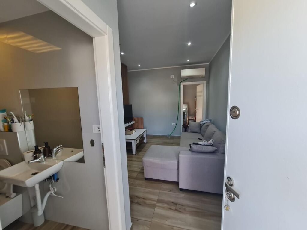 Shitet Apartament 1+1 te Liqeni i Thate/ Prane Kopshtit Zoologjik