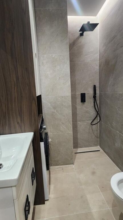L'appartamento ha una superficie totale = 53 m2, mentre la superficie netta = 46 m2.