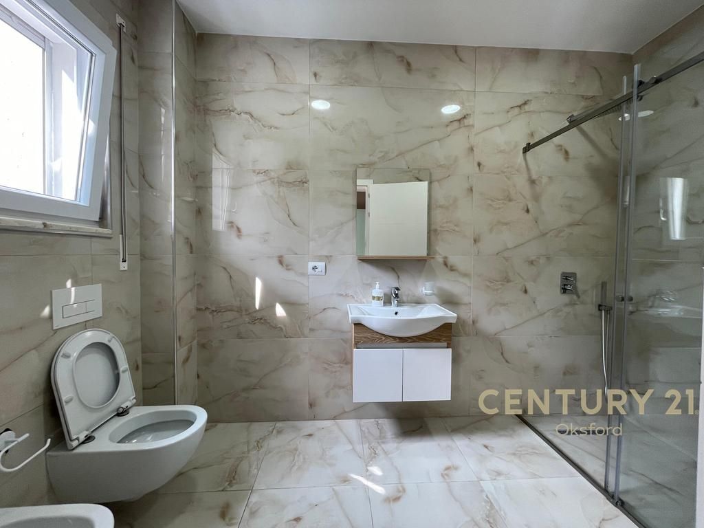APARTAMENT PËR QIRA 2+1+2+POST PARKIMI TE KOPSHTI BOTANIK! 800 € /Muaj