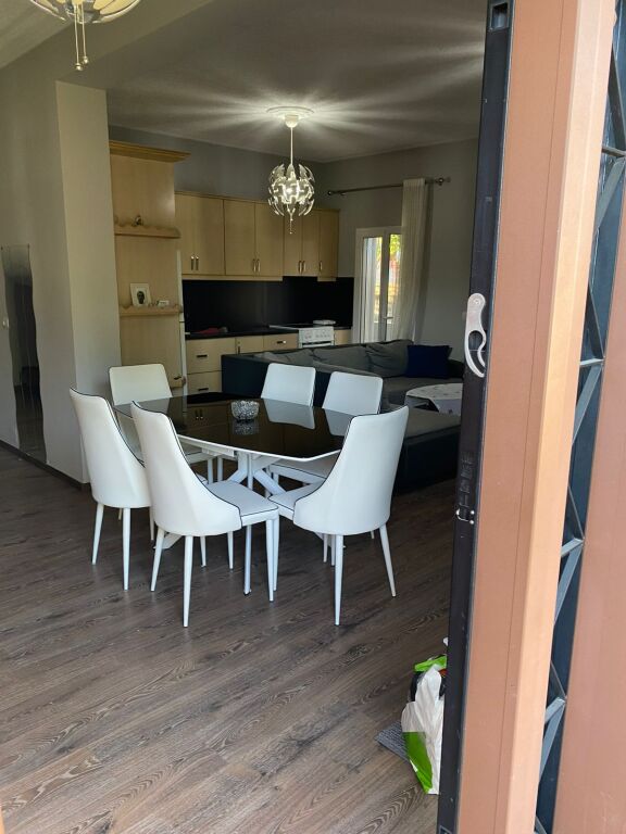 Casa su 2 piani in vendita a Kutalli – 600m² di terreno, casa anche opportunità di business sulla strada principale
