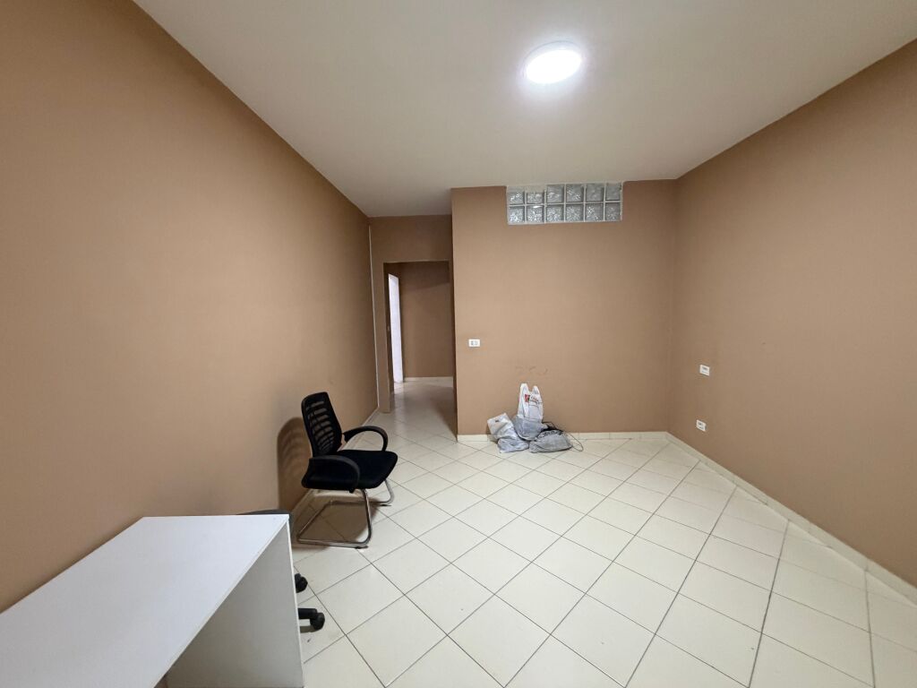 2+1, per biznes ose banim,te famedi astir,240.000 leke