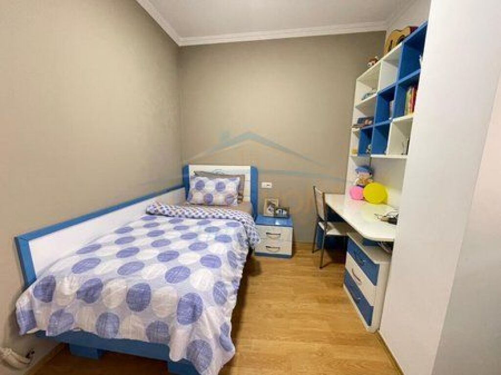 Shitet, Apartament 3+1+2, Fresk, Tiranë.