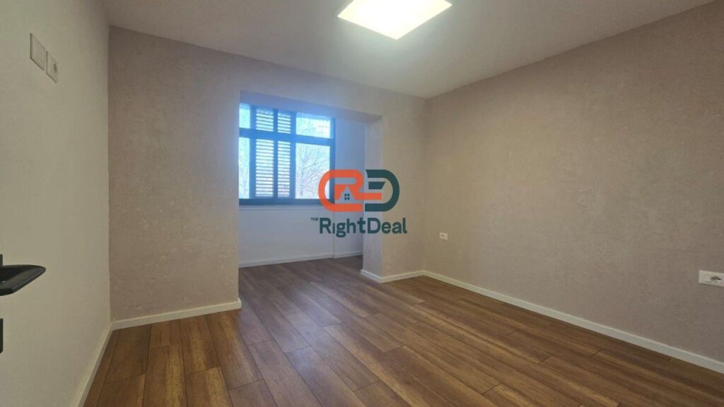 Perballe Maternitetit Te Ri, Jepet Me Qira Ambient, Ideal Per Zyra Ose Biznes!!!