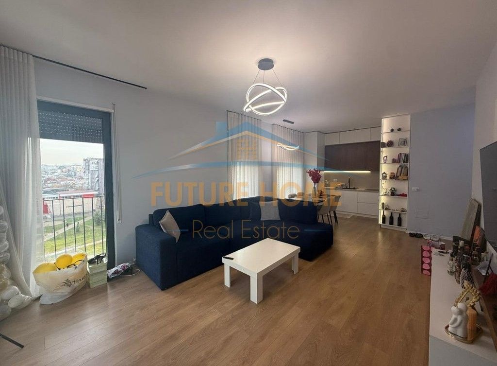 Shitet, Apartament 1+1, Porcelan, Tiranë.