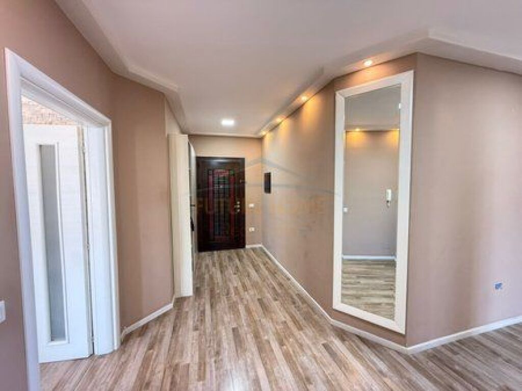 Shitet, Apartament 2+1+2, Selite