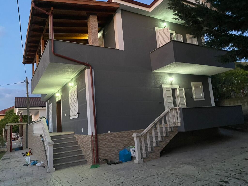 Casa su 2 piani in vendita a Kutalli – 600m² di terreno, casa anche opportunità di business sulla strada principale