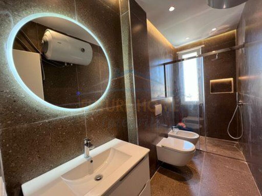 Shitet, Apartament 2+1+Post Parkimi, Brryli, Tiranë.