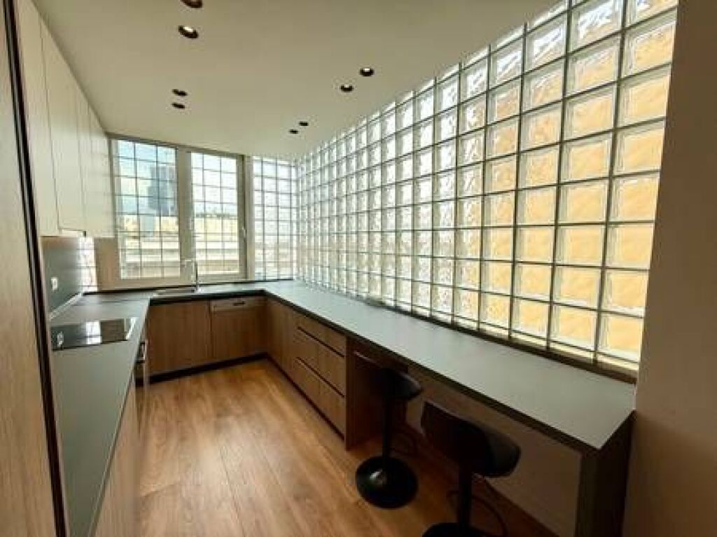 QIRA, APARTAMENT 3+1+2 + DEPO, RRUGA E KAVAJES!