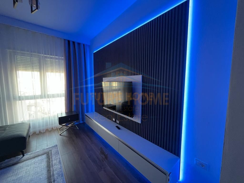 Shitet Apartament 1+1+Post Parkimi, Rruga e Barrikadave