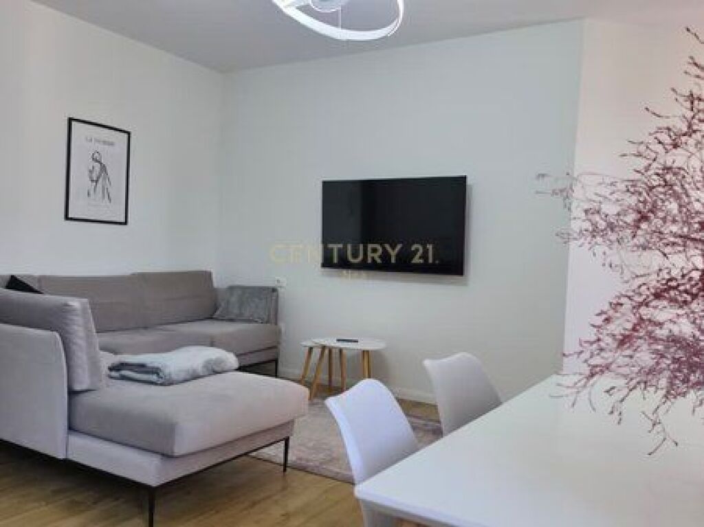 Apartament 3+1+2 me qira tek Garda!