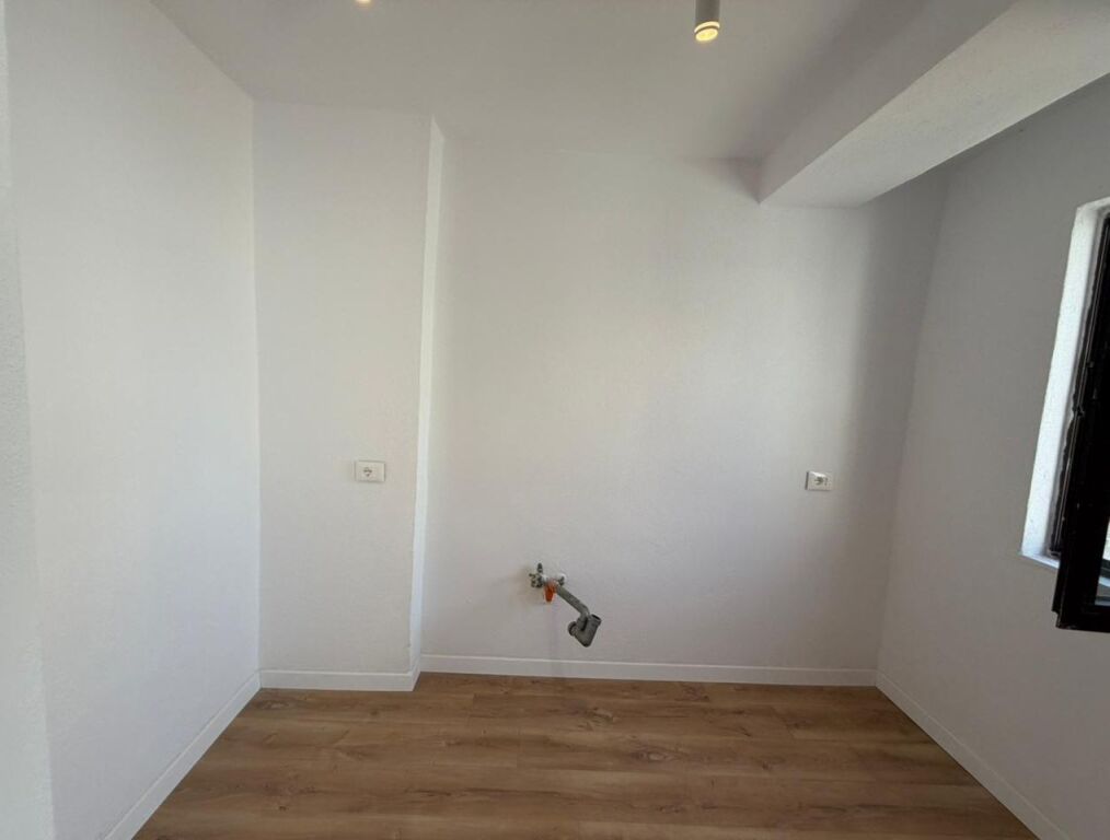 Shitet apartament 2+1