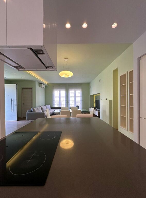 AFFITTASI VILLA SU 4 PIANI – White House, TEG
