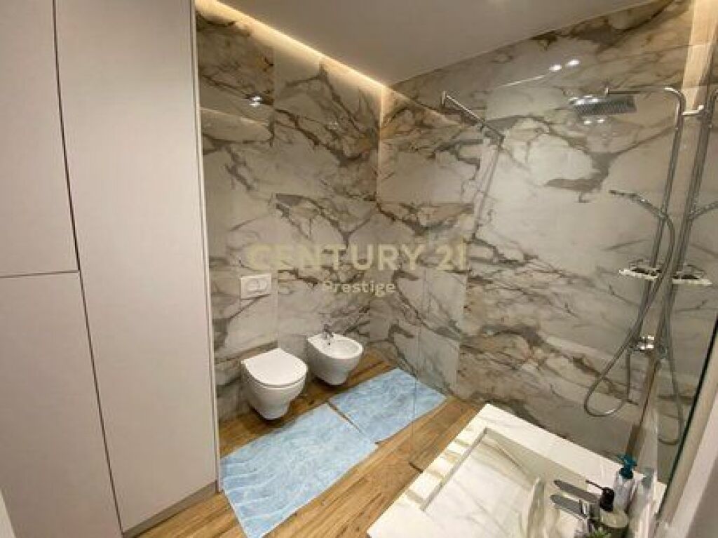 APARTAMENT 2+1+2 ME QIRA, RRUGA E BARRIKADAVE, TIRANE!