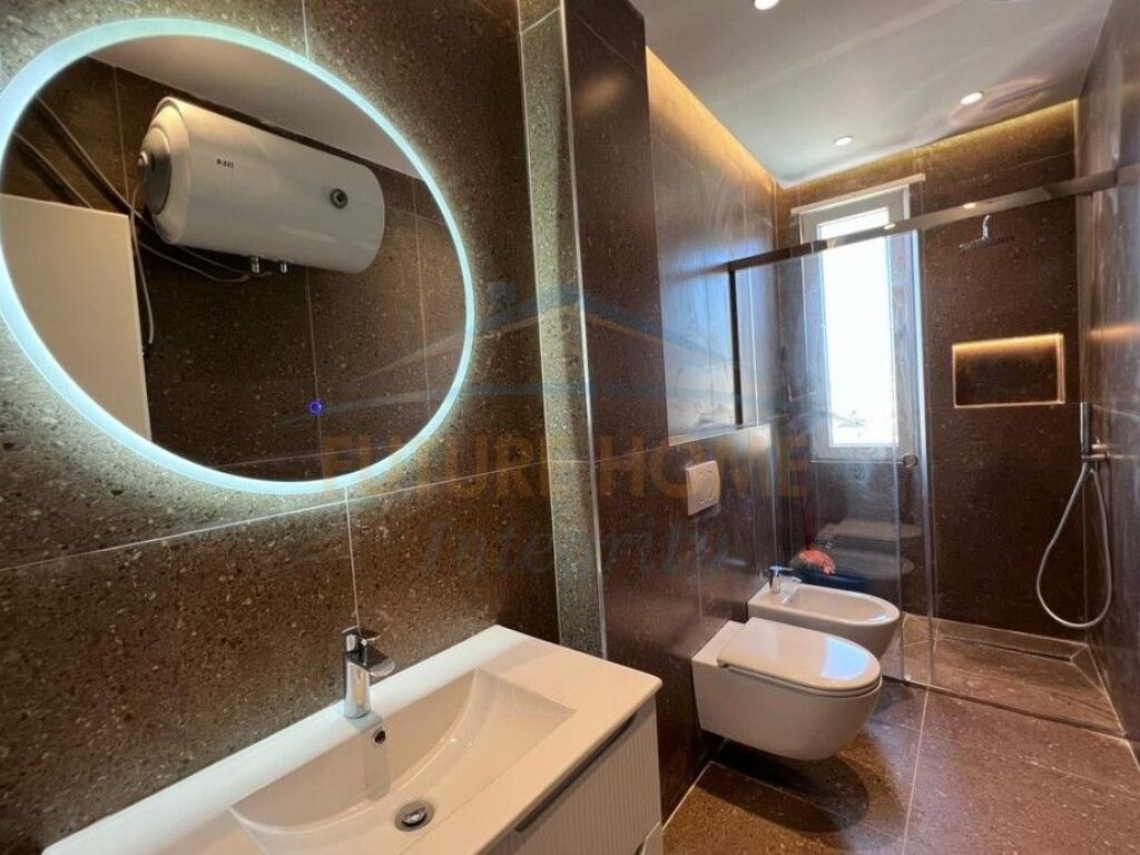 Shitet, Apartament 2+1+Post Parkimi, Brryli, Tiranë.
